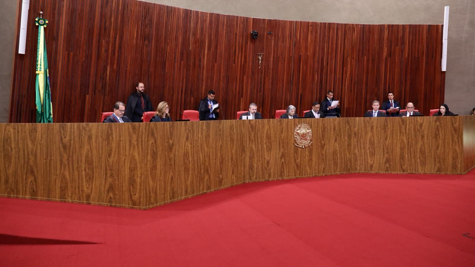 Ministros sentados na bancada do plenário do Tribunal Superior Eleitoral durante sessão