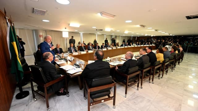 Lula fala em pé, à esquerda, durante reunião ministerial em Brasília em janeiro de 2023; foto de arquivo.