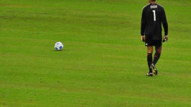 O goleiro Dida em campo durante jogo pelo Milan