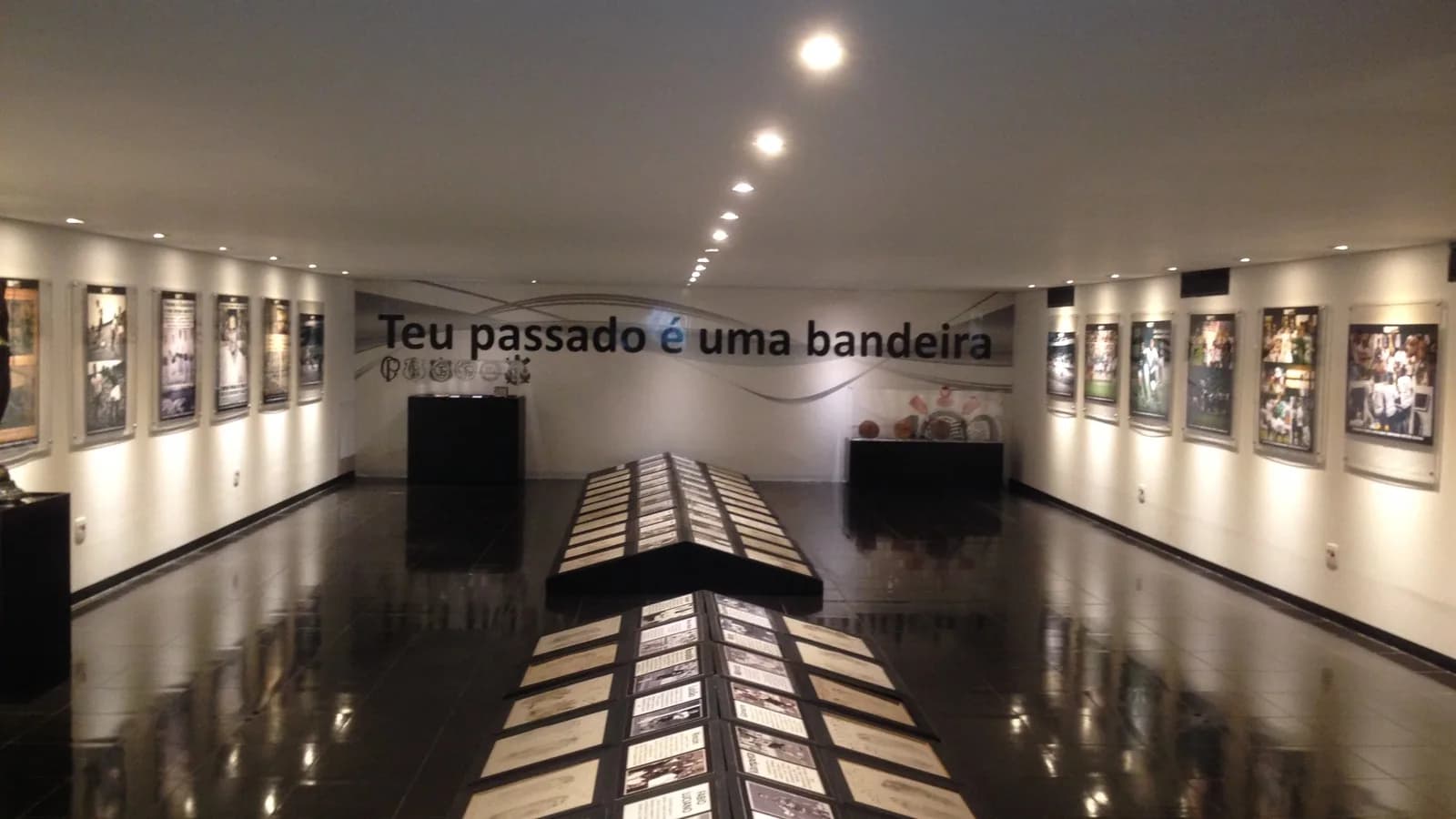 Calçada da fama do Corinthians, com placas de jogadores históricos do clube no chão