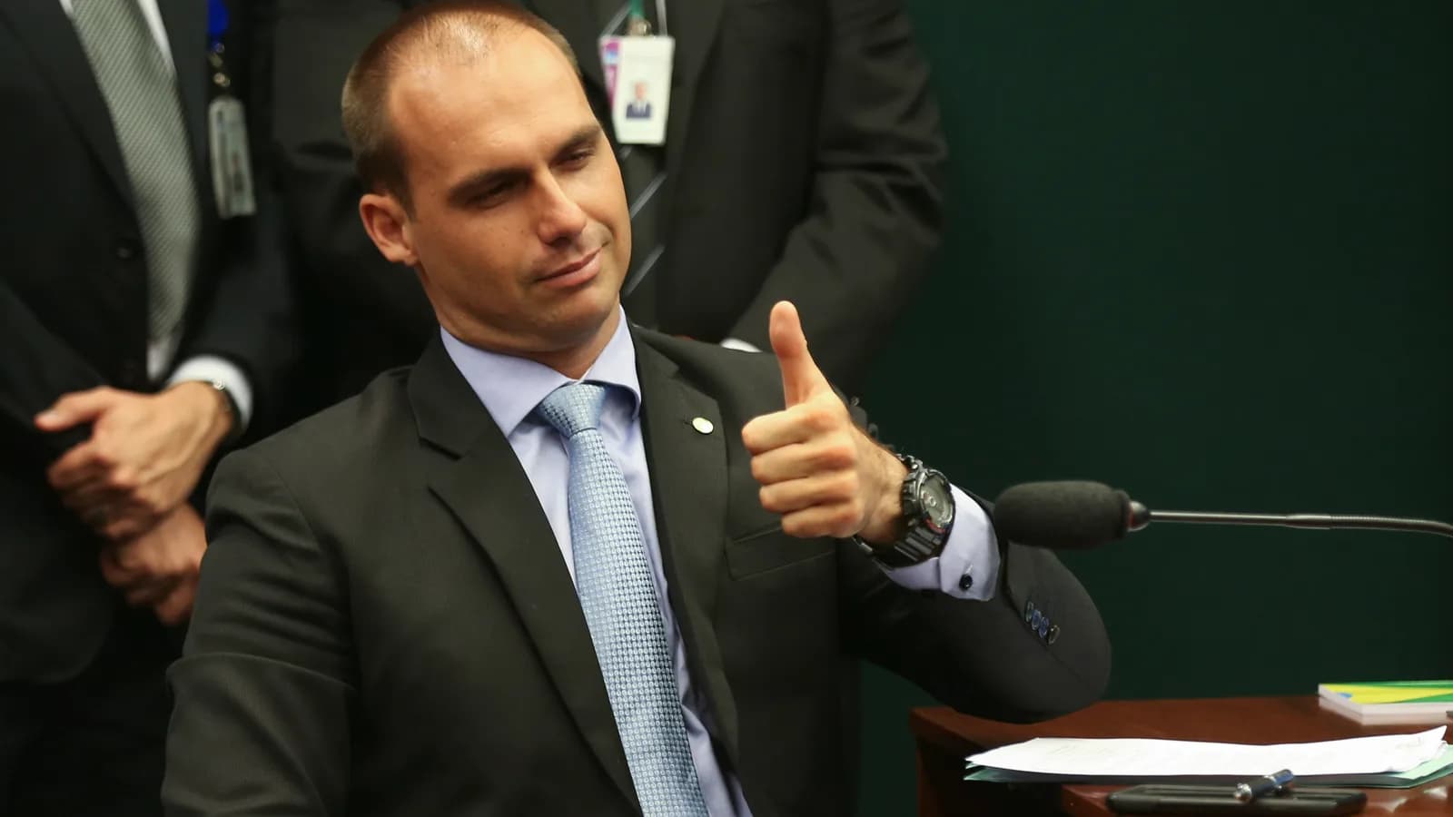 Eduardo Bolsonaro gesticula durante sessão na Câmara dos Deputados