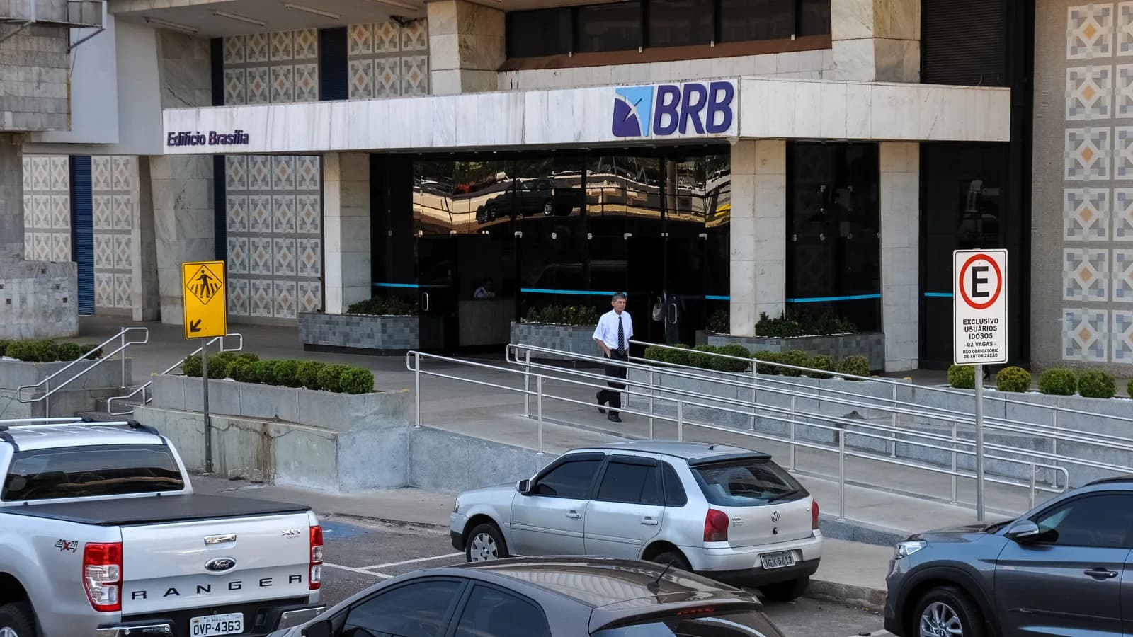 Fachada da sede do BRB (Banco de Brasília), no Edifício Brasília, com o logotipo do banco