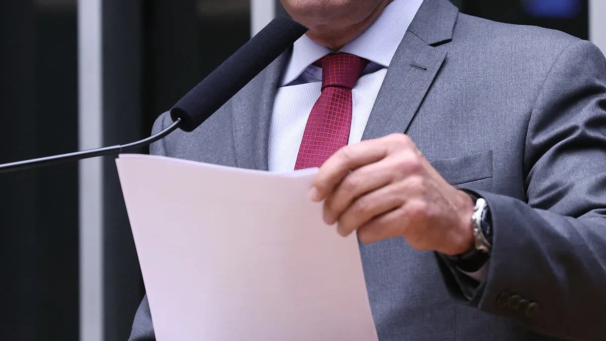 Aécio Neves discursa com papel nas mãos em plenário do Congresso