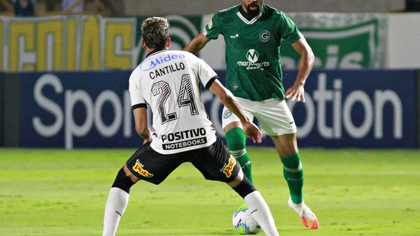 Jogador do Corinthians disputa bola em campo durante partida do Brasileirão