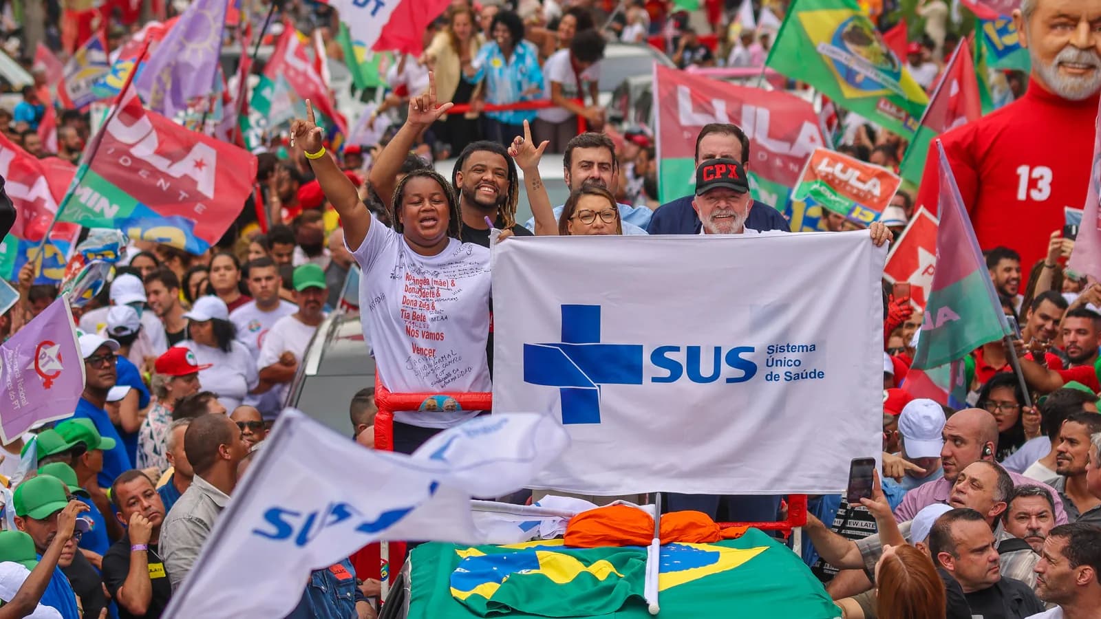 Lula em meio a multidão durante caminhada de campanha (foto de arquivo, Rio de Janeiro, 2022)