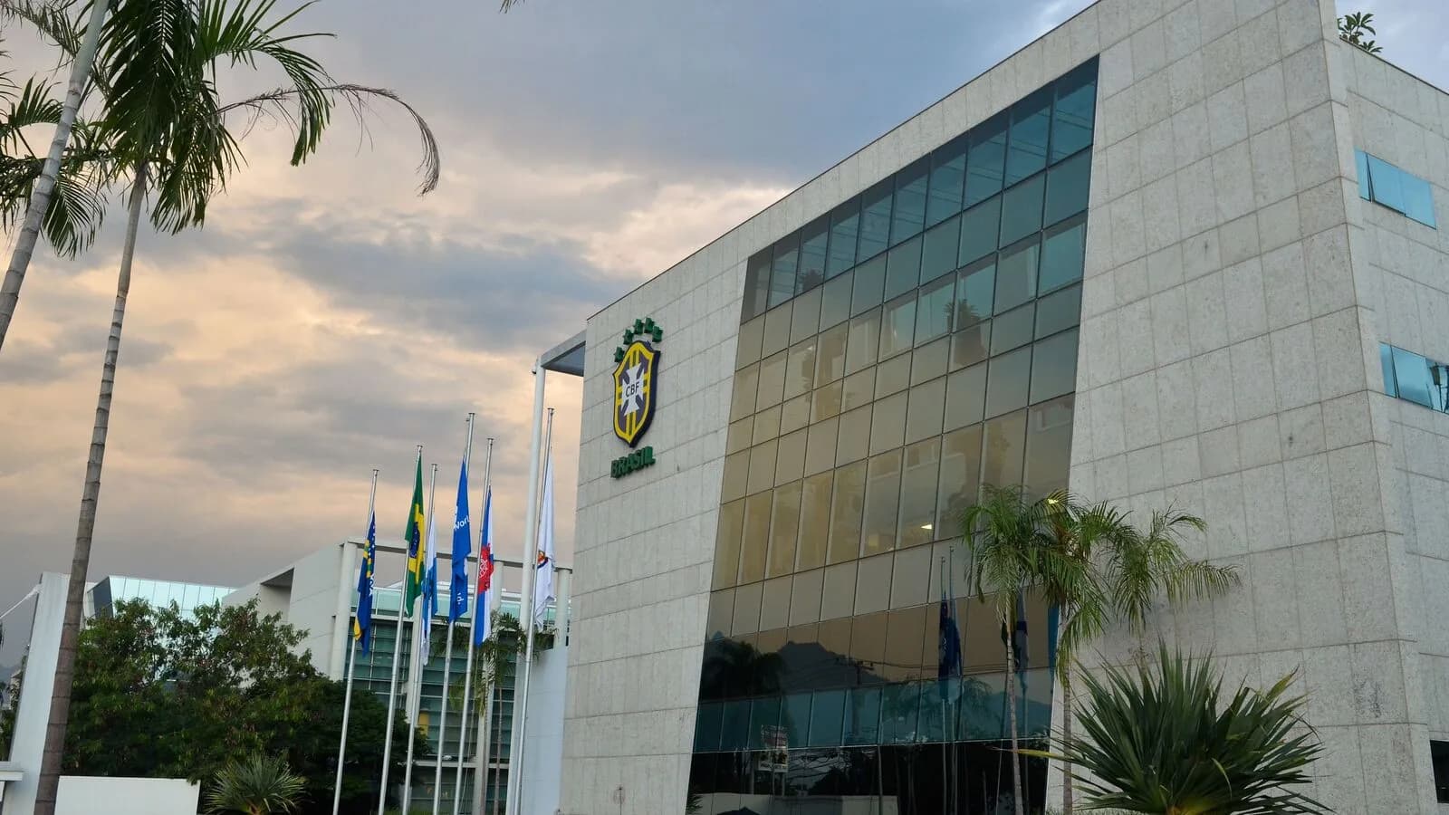 Fachada da sede da CBF, com bandeiras na entrada