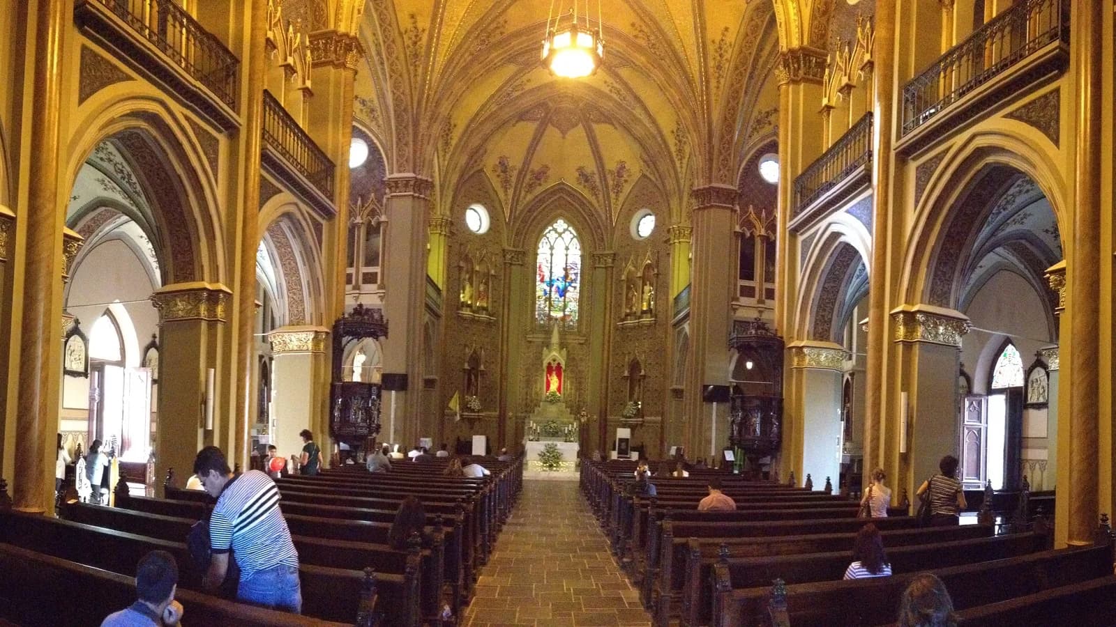Interior da Catedral Basílica Nossa Senhora da Luz dos Pinhais, em Curitiba