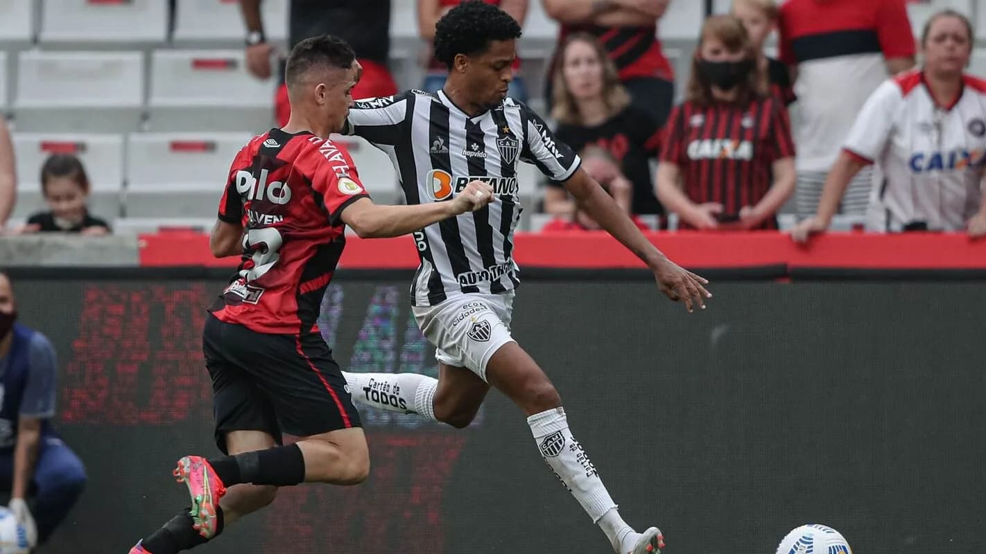 Jogadores do Atlético-MG e do Athletico-PR disputam a bola em campo, foto de arquivo