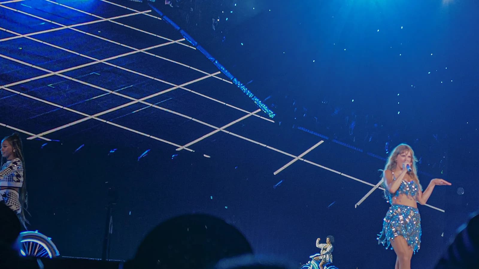 Taylor Swift canta em show da The Eras Tour, em imagem de arquivo