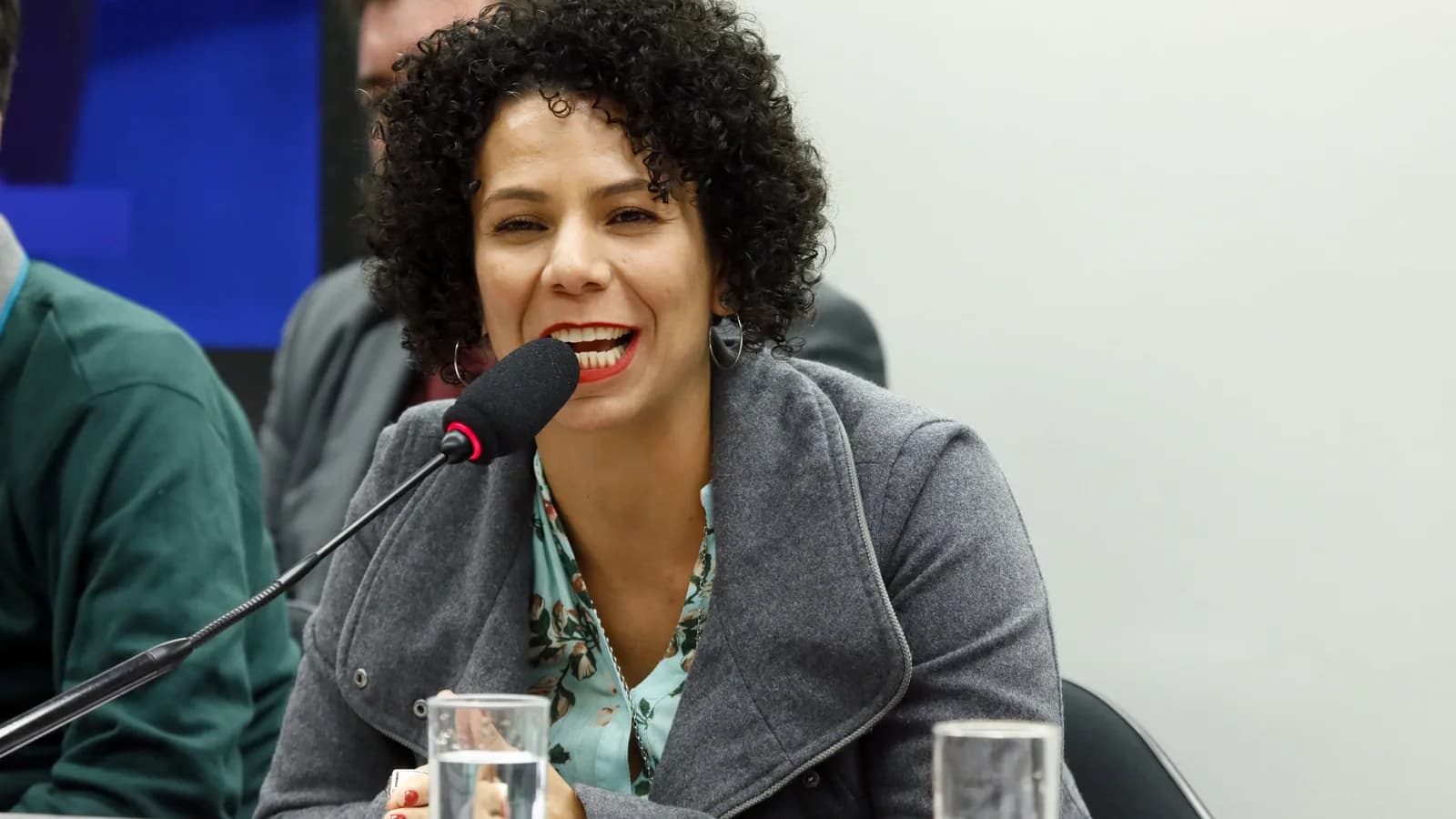 Áurea Carolina discursa ao microfone durante audiência pública na Câmara dos Deputados