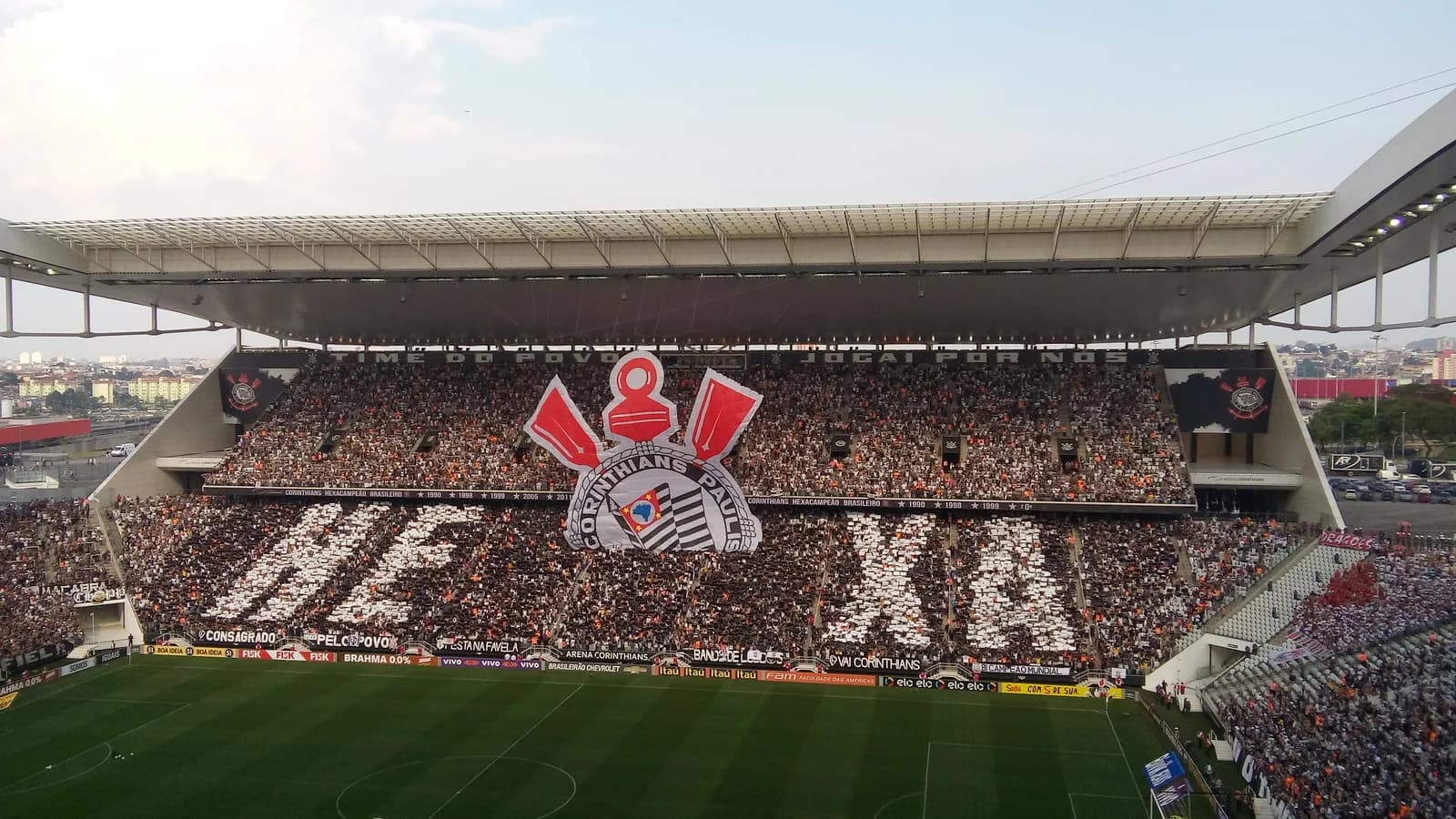 Torcida do Corinthians lota a Neo Química Arena com mosaico formando a palavra Hexa