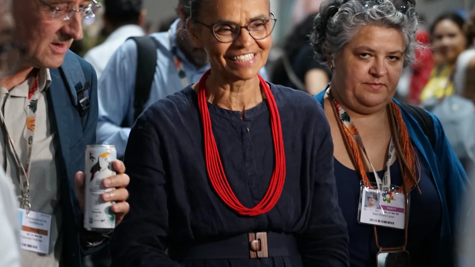 Marina Silva sorri ao lado de outras pessoas em evento em novembro de 2025, quando ainda era ministra (foto de arquivo)