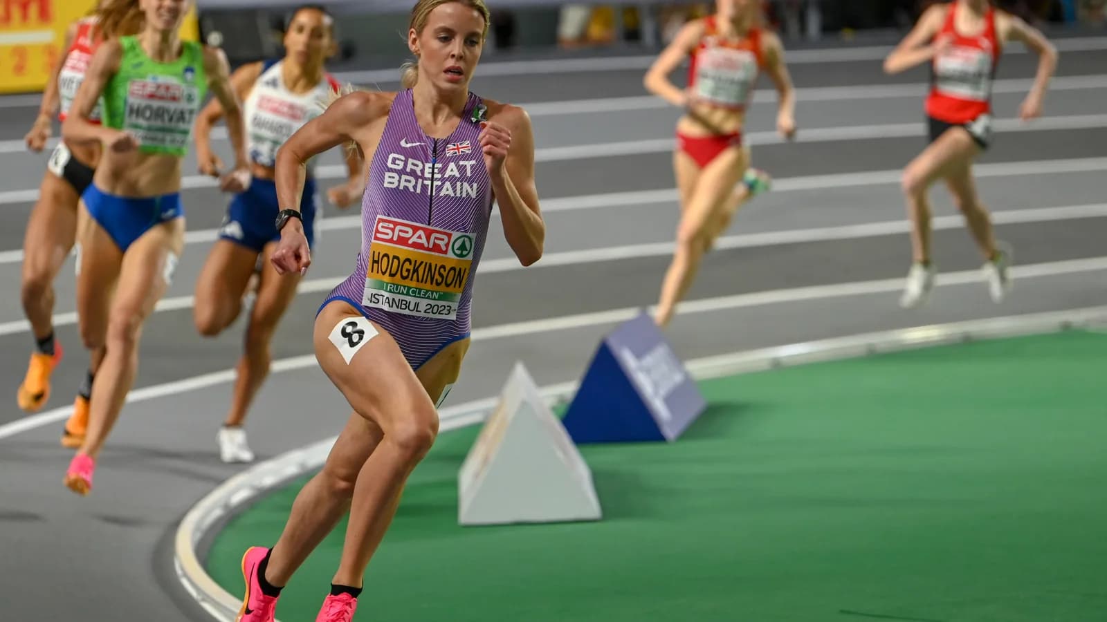 Keely Hodgkinson correndo com uniforme da Grã-Bretanha em prova de atletismo