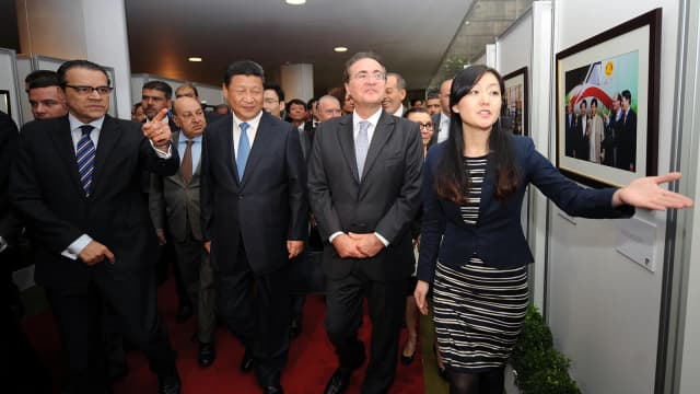 Xi Jinping visita exposição na Câmara dos Deputados, em Brasília