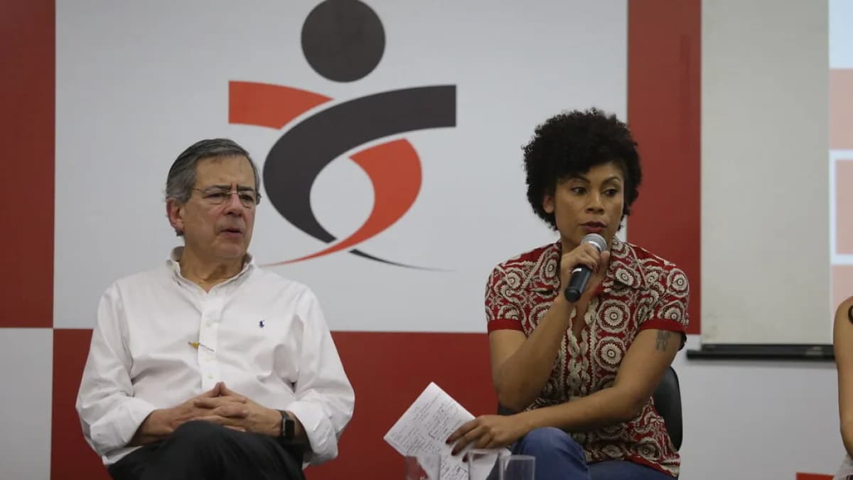 Painel de debate sindical com dois participantes, um deles falando ao microfone, em evento sobre a categoria bancária (foto de arquivo)