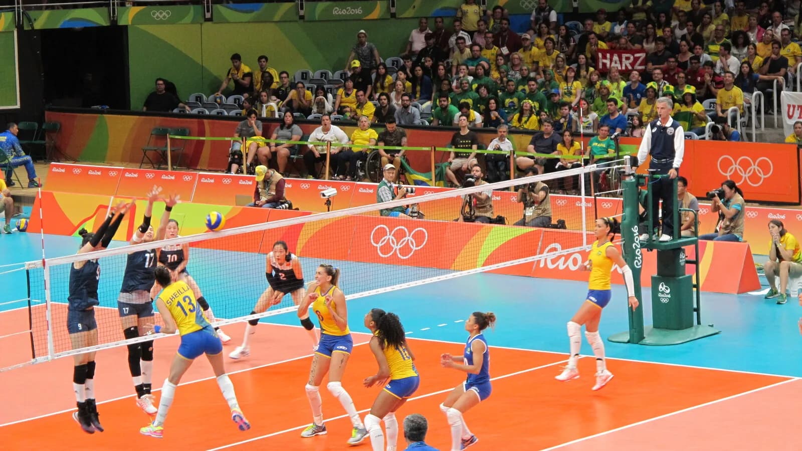 Jogadoras da seleção brasileira feminina de vôlei em ação durante partida olímpica