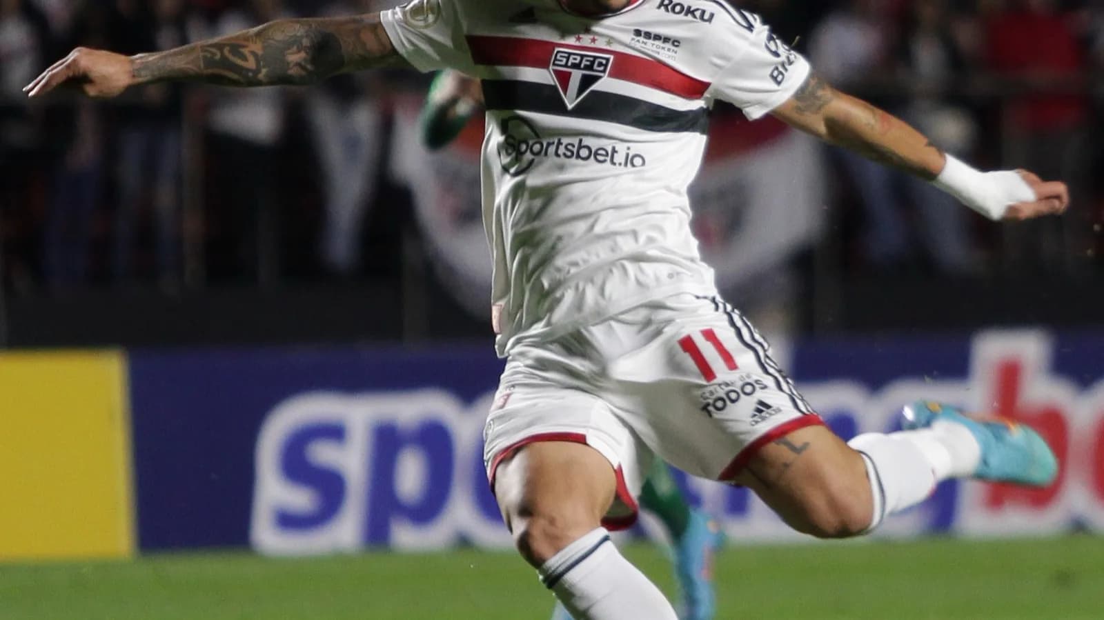 Luciano, atacante do São Paulo, em lance de jogo com a camisa do Tricolor (foto de arquivo)