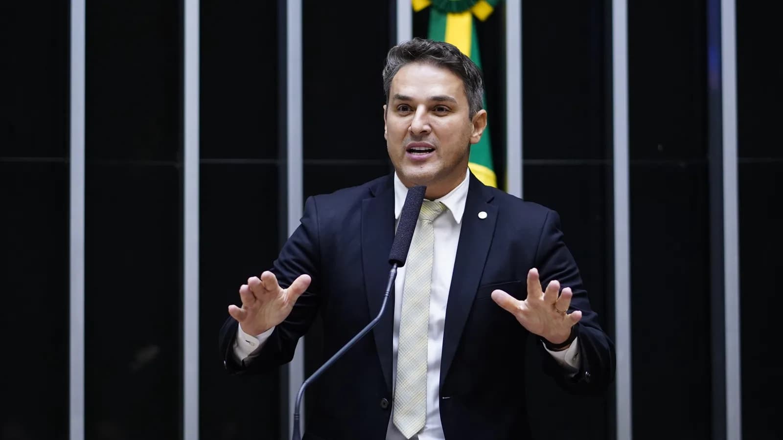 O deputado federal Luciano Zucco discursa na tribuna da Câmara dos Deputados
