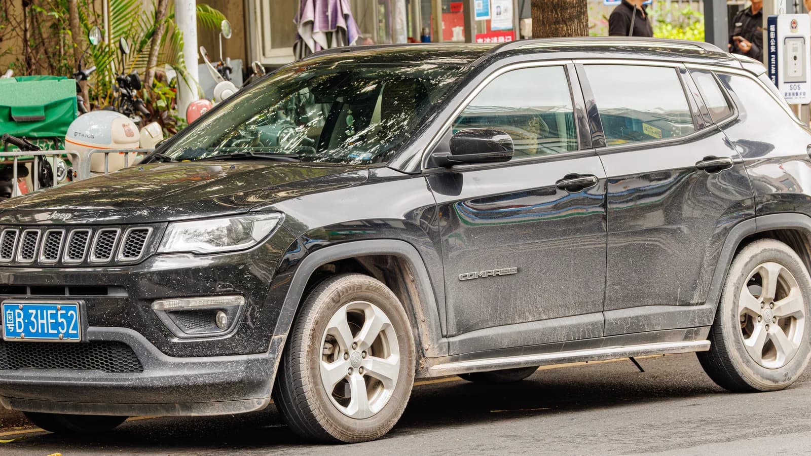 Jeep Compass preto visto de frente e lateral, em foto de arquivo