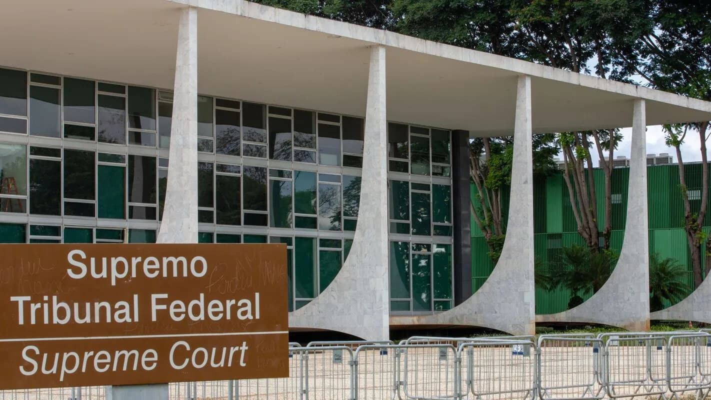 Fachada do prédio do Supremo Tribunal Federal, em Brasília, com placa de identificação em primeiro plano