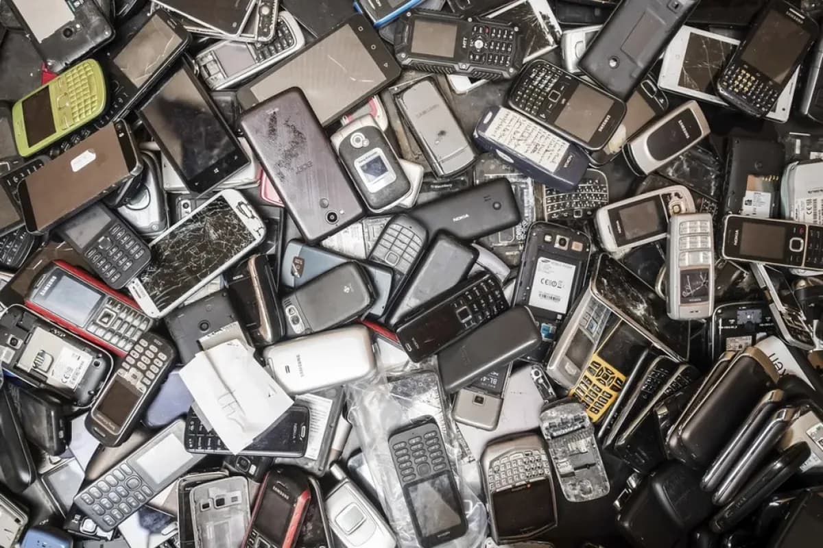Placa de circuito eletrônico separada para reciclagem, material do tipo arrecadado na Copa do Descarte