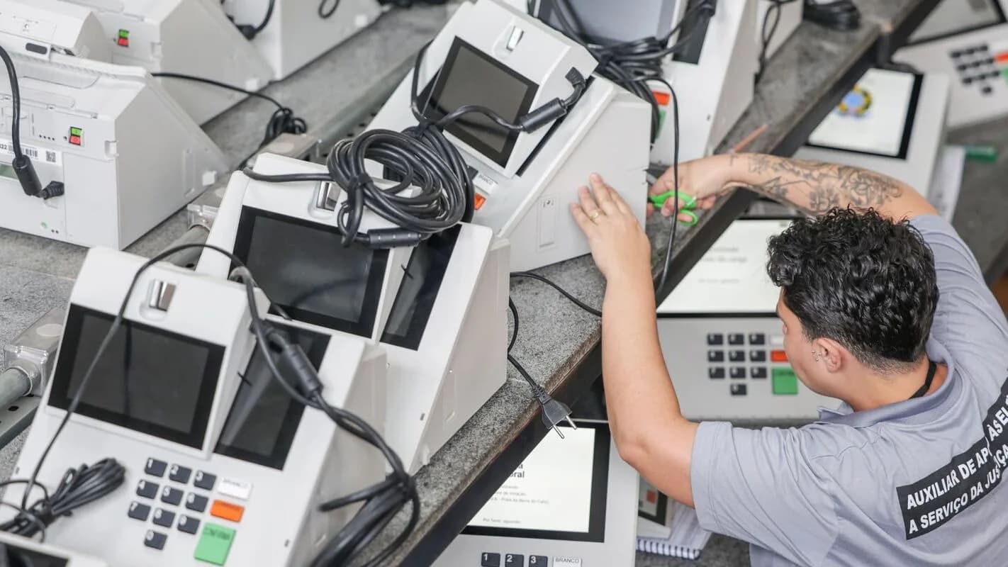 Técnico prepara urnas eletrônicas antes das eleições