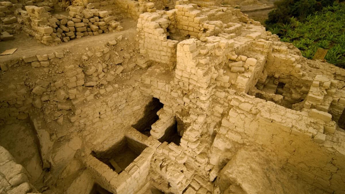 Vista aérea da escavação arqueológica de Castillo de Huarmey, no Peru, com estrutura de cobertura sobre as ruínas