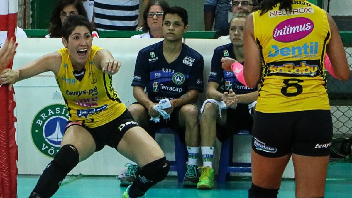 Jogadoras do Praia Clube reagem durante partida de vôlei