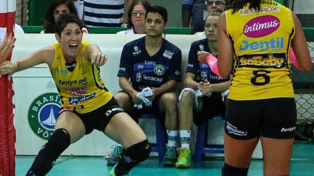 Jogadoras do Praia Clube reagem durante partida de vôlei