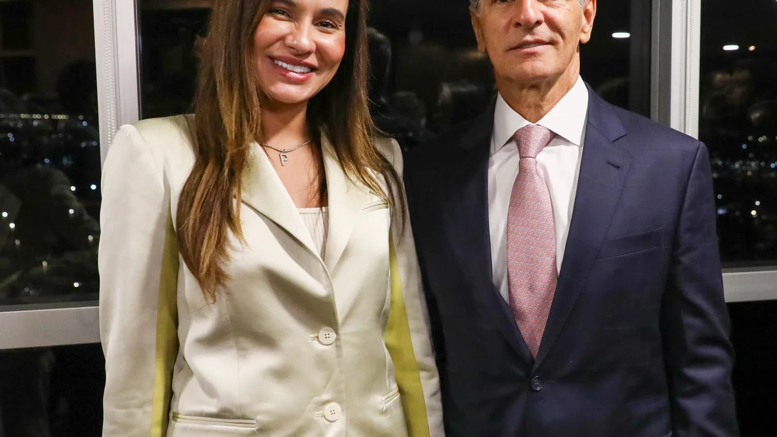 Marco Aurélio Bellizze em cerimônia de posse como ministro do TSE, ao lado de uma mulher, ambos sorrindo