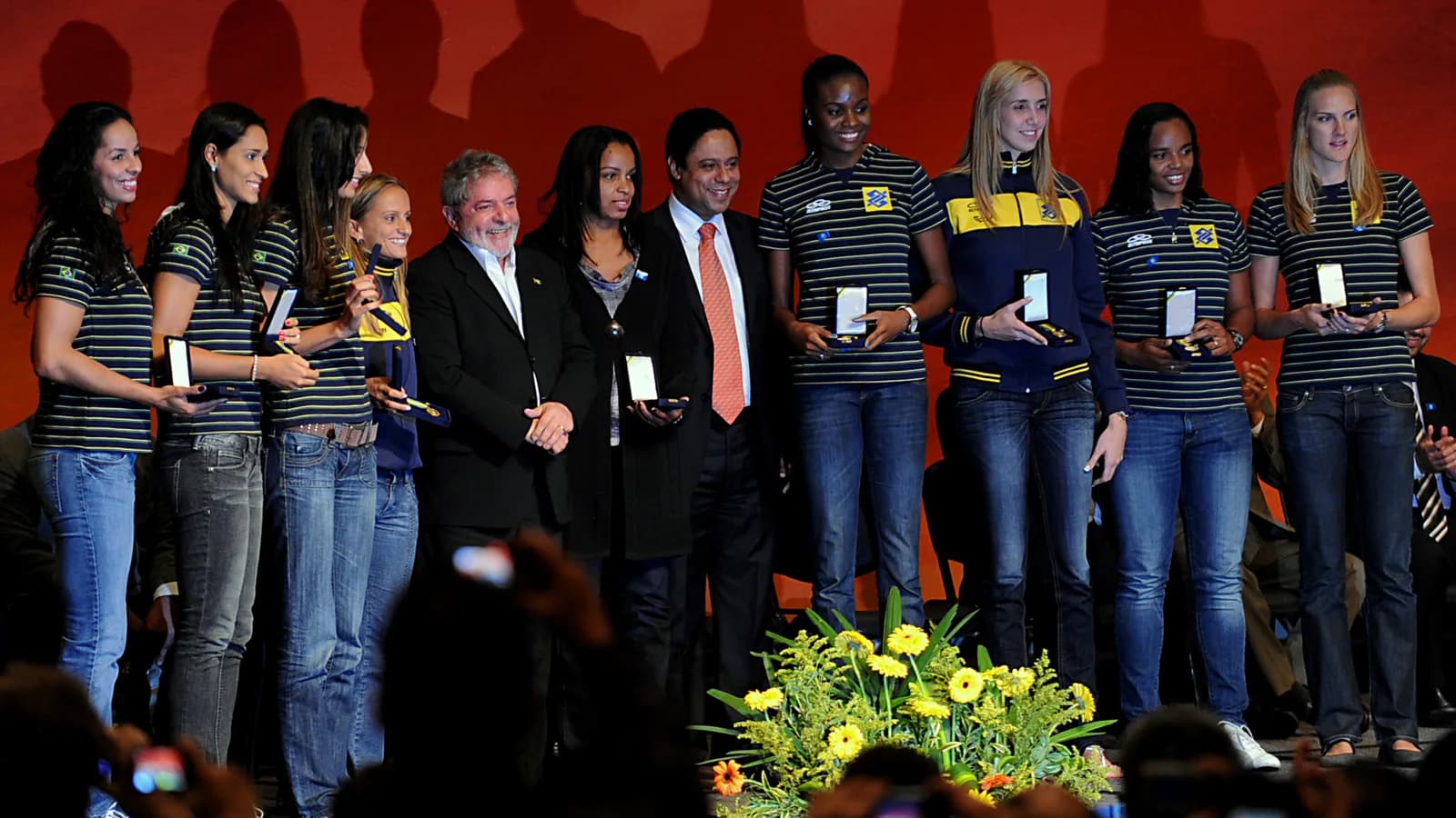 Jogadoras da seleção brasileira de vôlei, entre elas Fabi Alvim, recebem homenagem do então presidente Lula