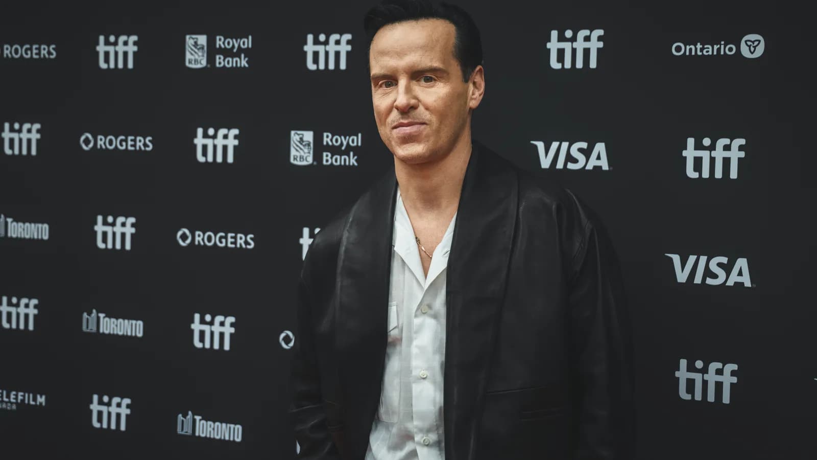 Andrew Scott em tapete vermelho do Festival de Toronto