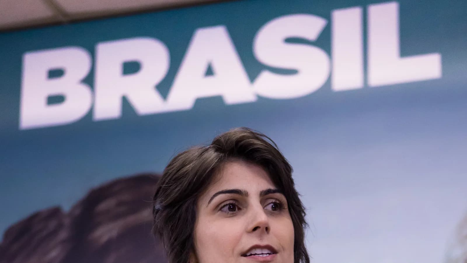 Manuela D'Ávila discursa ao microfone em evento político, foto de arquivo de 2018