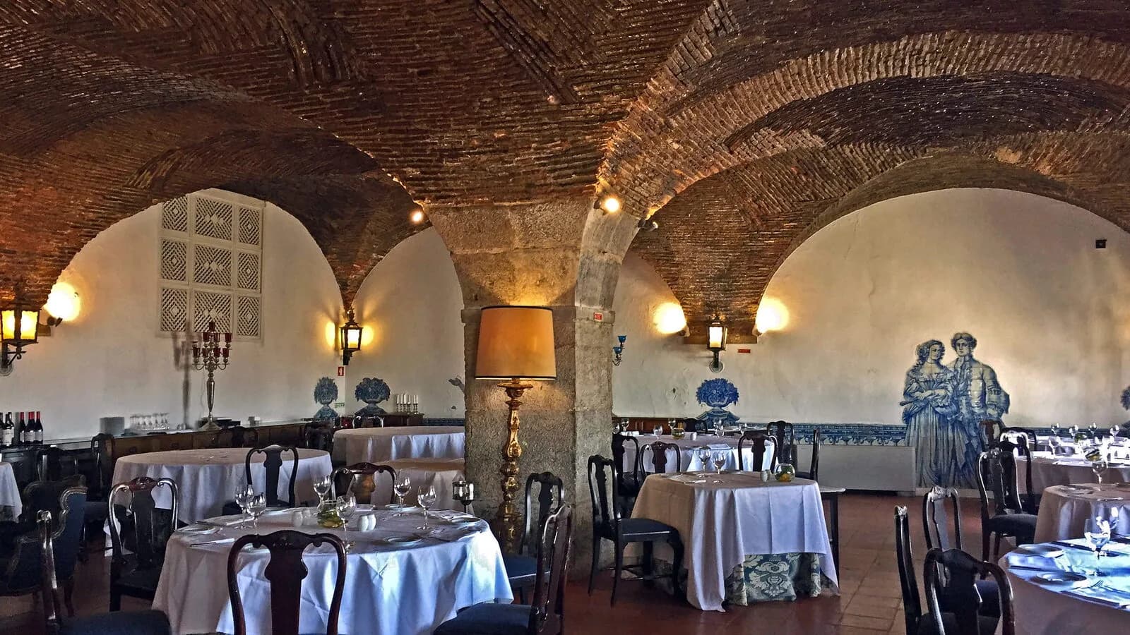 Salão interno de restaurante com mesas postas