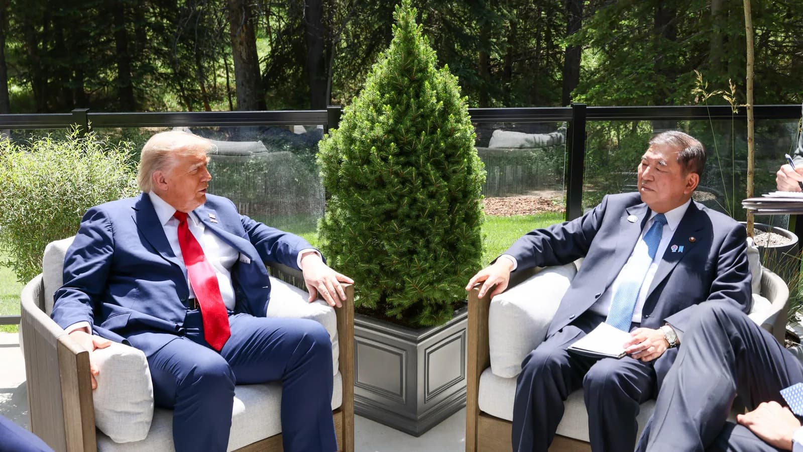Donald Trump em encontro bilateral com autoridade estrangeira em ambiente externo
