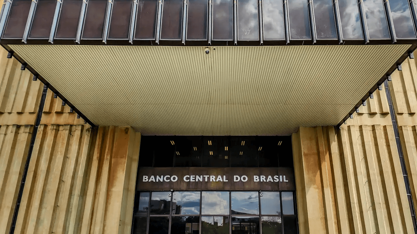Fachada de entrada do prédio do Banco Central do Brasil, com o nome da instituição em letras metálicas