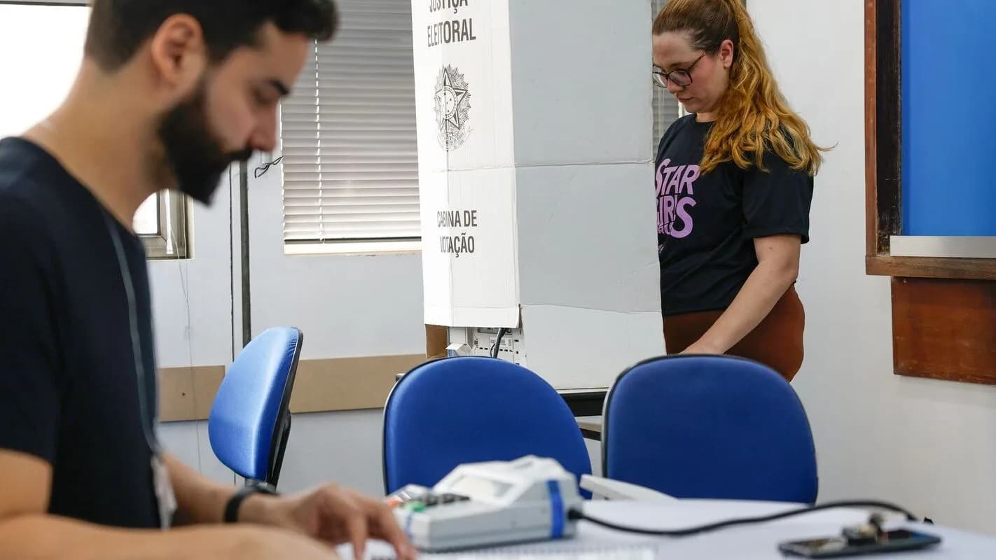 Eleitor vota em cabine eleitoral durante as eleições de 2026
