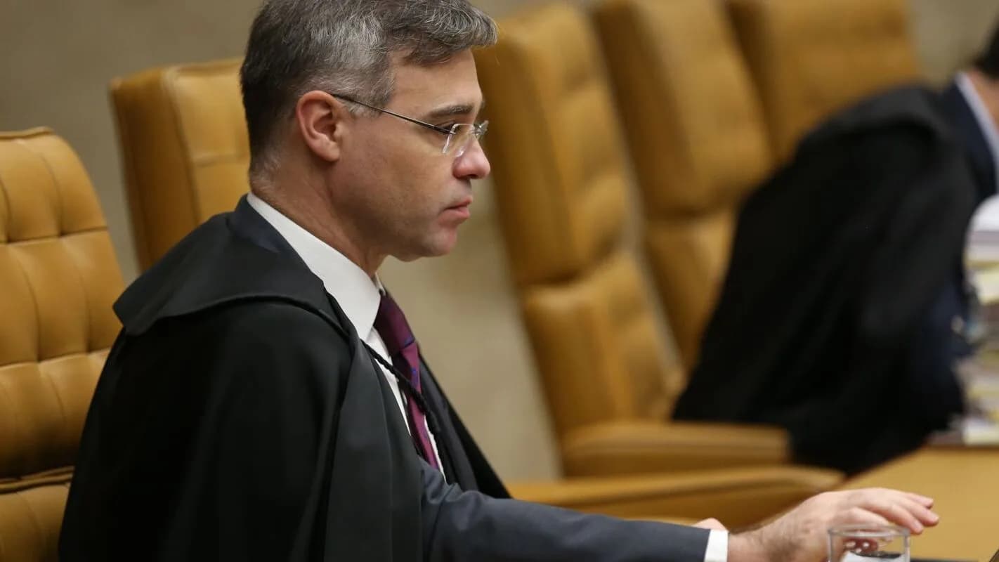 Ministro do STF em sessão no plenário do Supremo Tribunal Federal, usando toga
