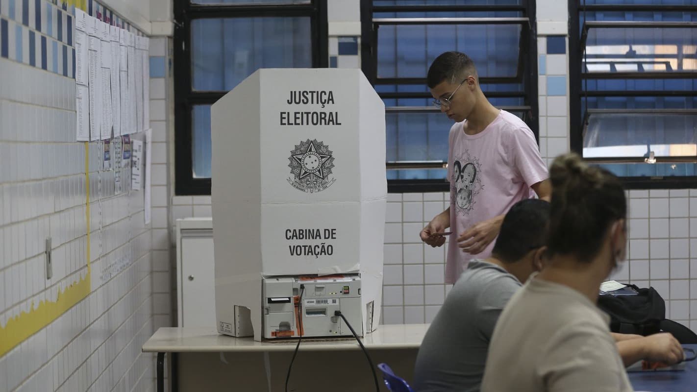 Cabina de votação da Justiça Eleitoral com urna eletrônica, em foto de arquivo de eleição anterior