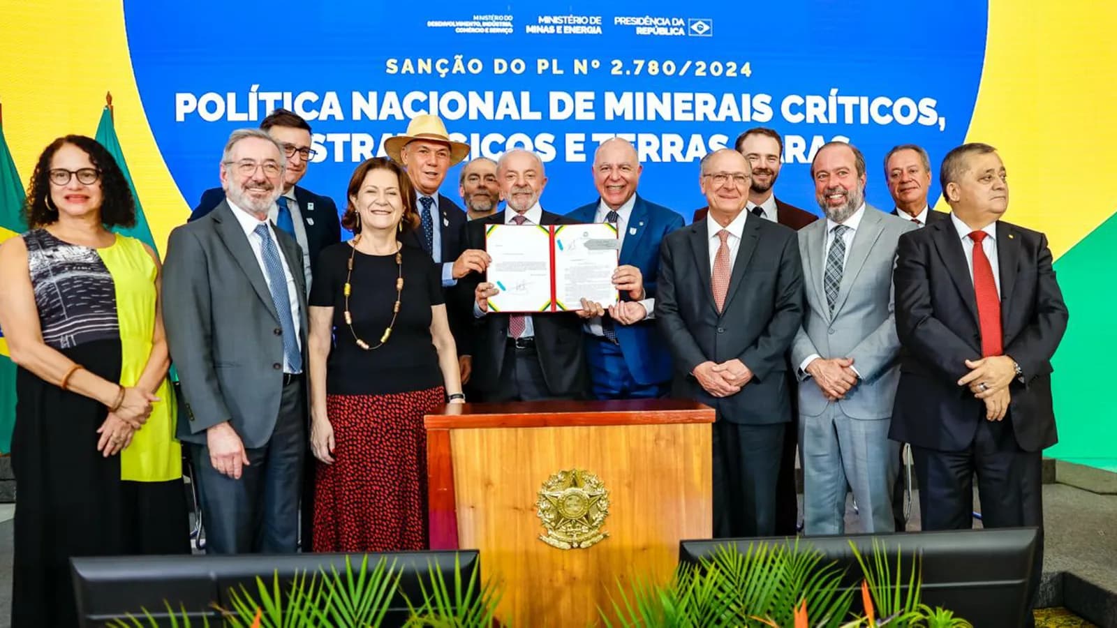 Lula segura documento assinado ao lado de autoridades durante cerimônia de sanção da lei de minerais críticos