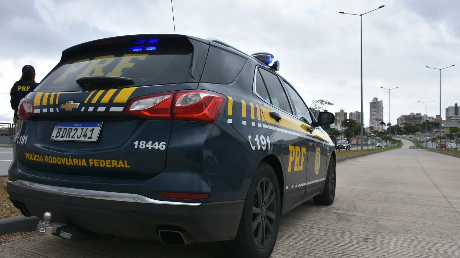 Viatura da Polícia Rodoviária Federal (PRF) em rodovia