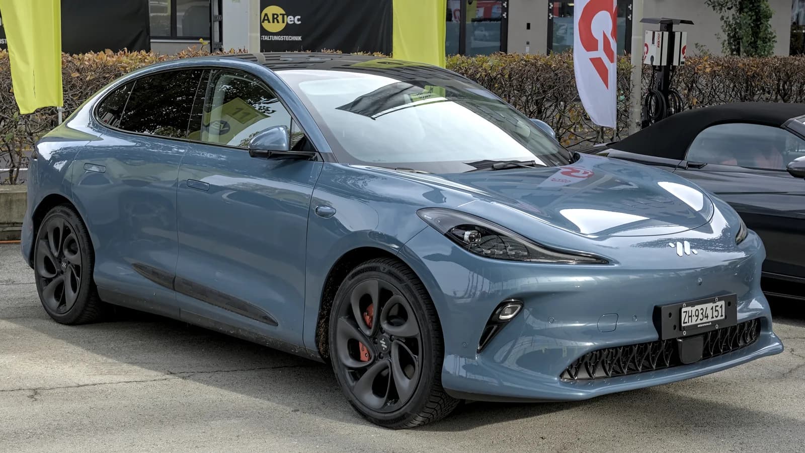 SUV elétrico MG IM6 na cor azul-acinzentada fotografado de ângulo frontal lateral