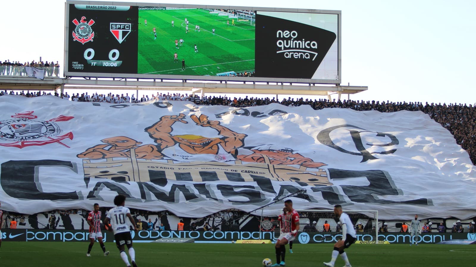 Torcida do Corinthians estende bandeirão gigante na Neo Química Arena, imagem de arquivo de 2022