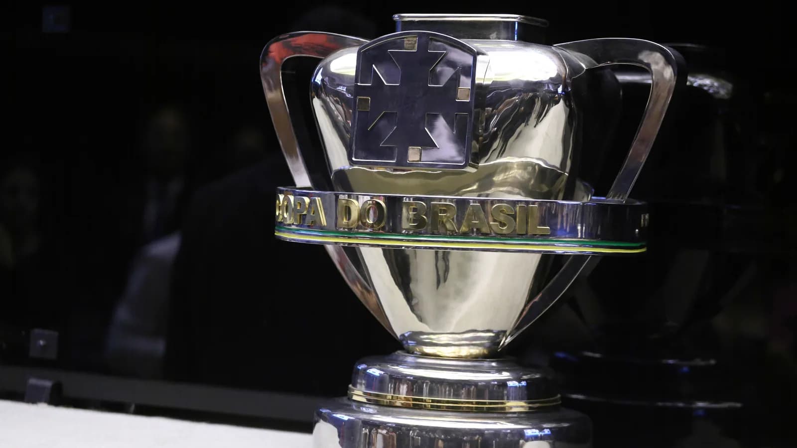 Troféu da Copa do Brasil exposto em vitrine, em foto de arquivo.
