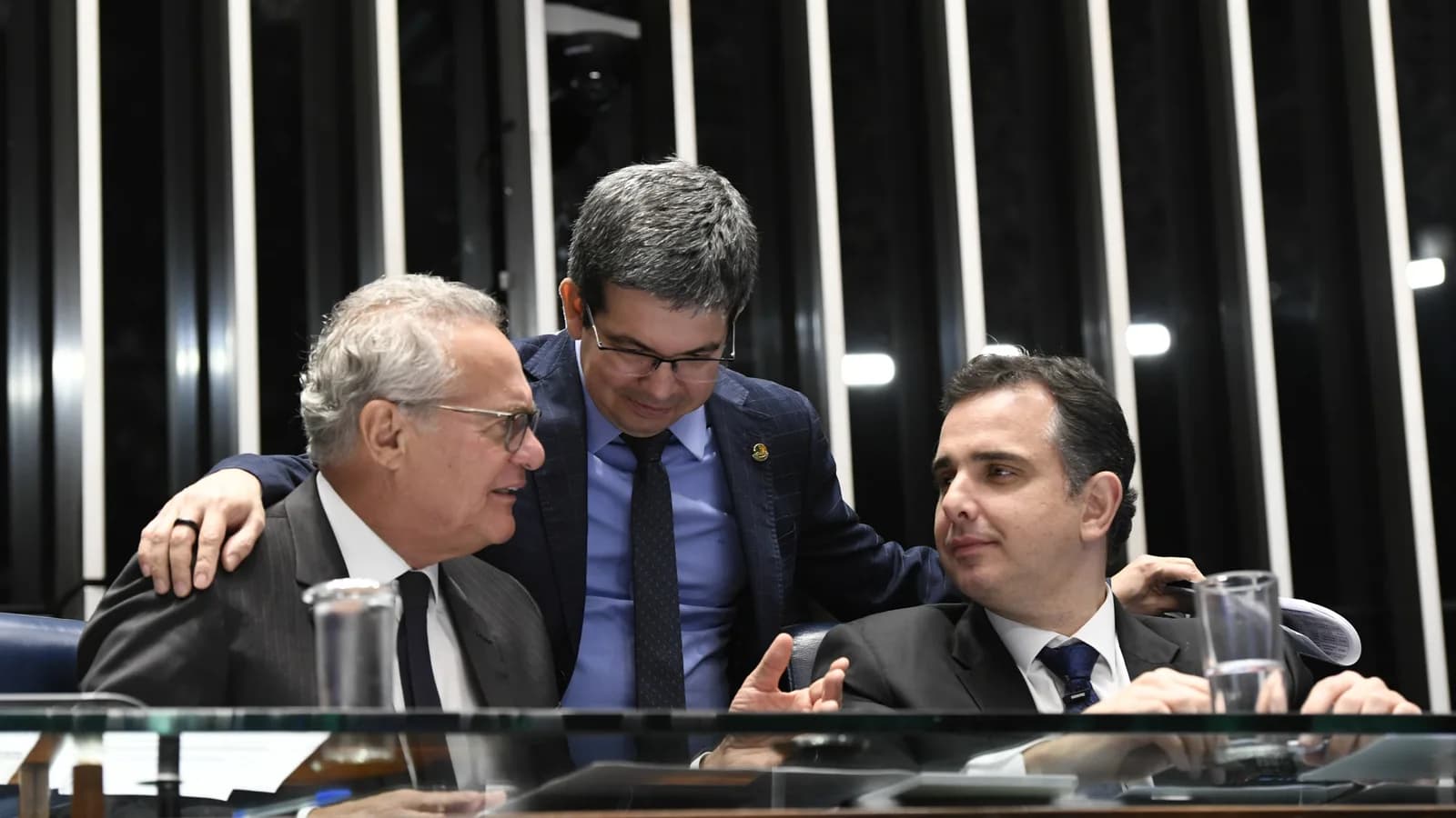Os senadores Renan Calheiros, Randolfe Rodrigues e Rodrigo Pacheco conversam no plenário do Senado