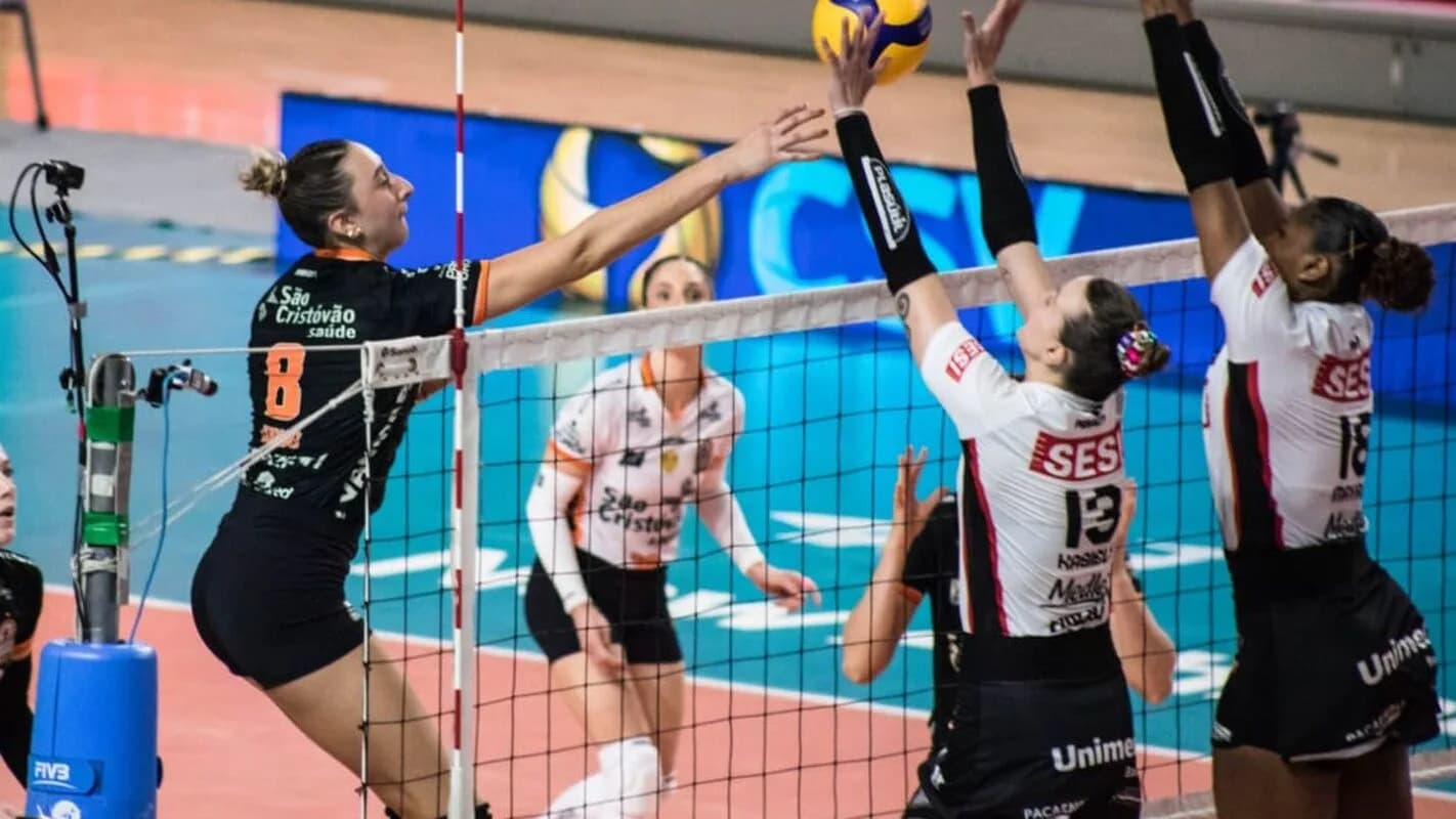 Jogadoras disputam bola no bloqueio em partida de vôlei feminino (foto de arquivo)