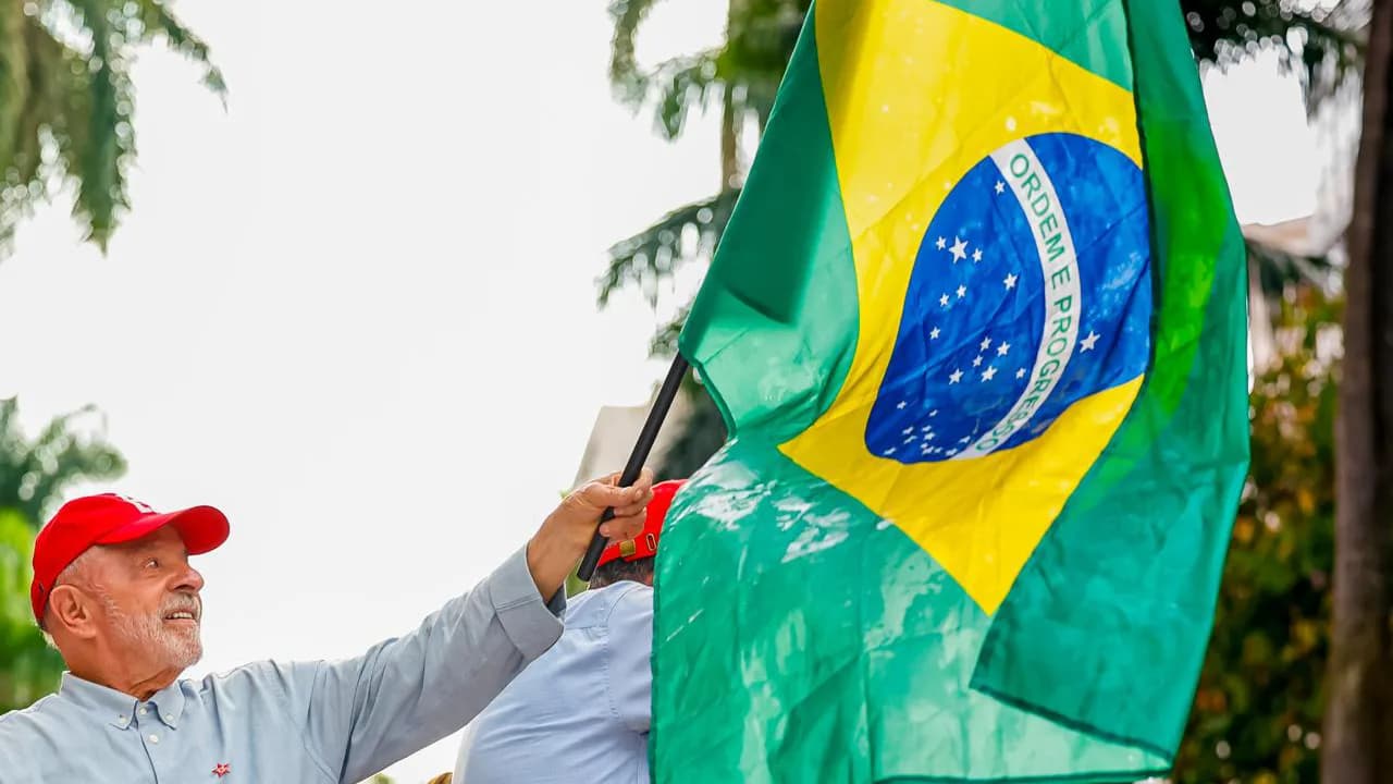 Lula ergue bandeira do Brasil em ato de campanha em Belo Horizonte