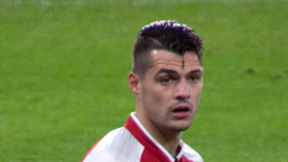 Granit Xhaka aparece em campo em foto de arquivo de quando defendia o Arsenal