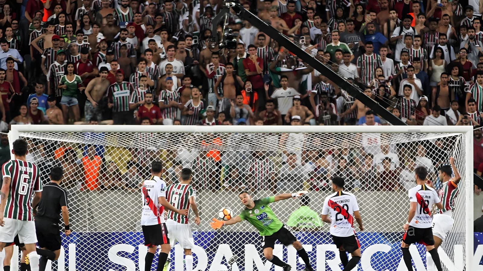 Jogo do Fluminense no Maracanã, com goleiro defendendo a bola diante da torcida