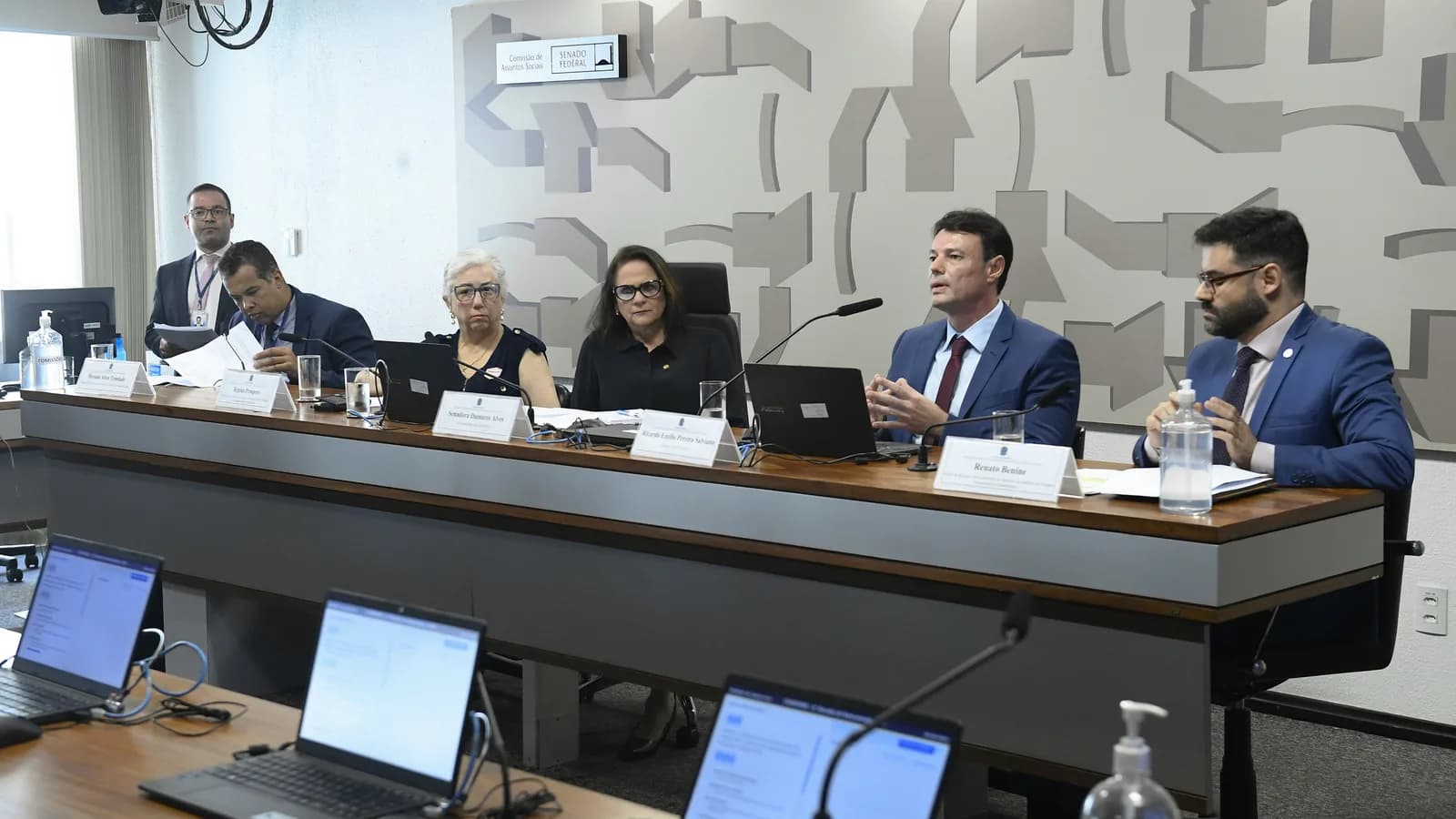 Sessão de comissão no plenário do Senado Federal